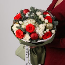 zimnij buket s elkoj i krasnoj rozoj 3